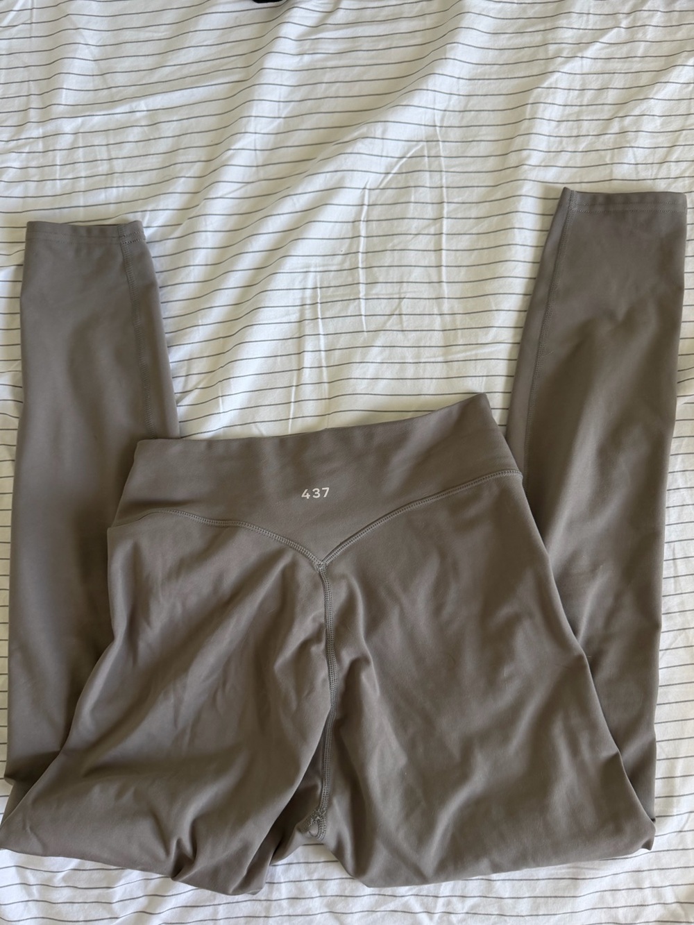 437 High-Rise Leggings in Gray